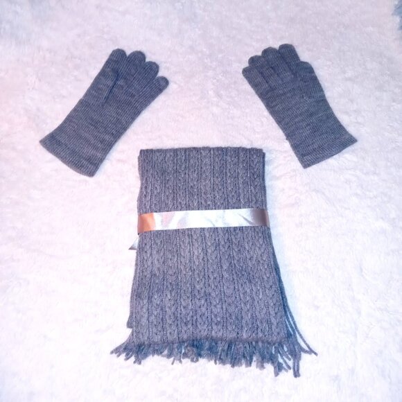 New York & Company Gray Scarf and Gloves Set - Picture 3 of 4